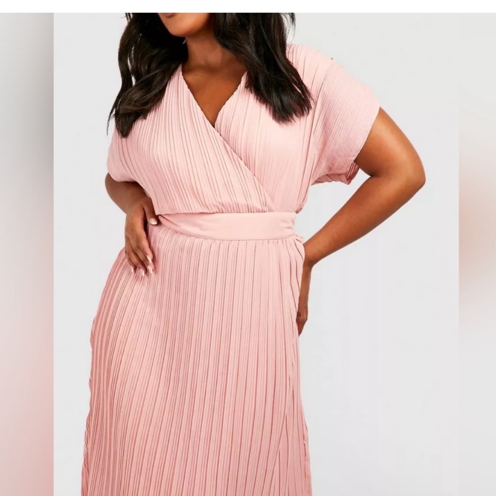 NWT Boohoo PLUS OCCASION
PLEATED Wrap MIDI DRESS Blush size 14 - Picture 2 of 12